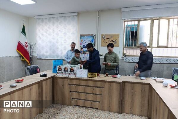 آیین تجلیل از دانش‌آموزان برتر مسابقات قرآن، عترت و نماز دبستان شهید رجایی شهرستان قدس
