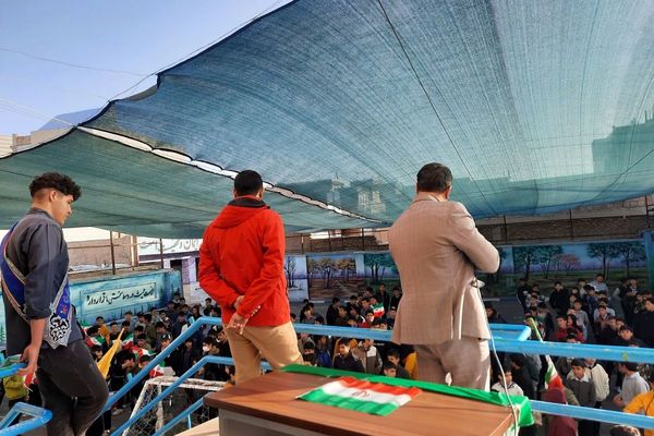 جشن آغاز دهه فجر در دبیرستان شهید احمدی روشن 