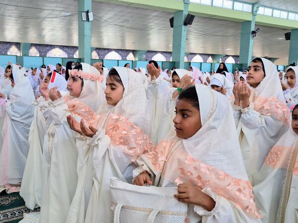 آیین سپیدپوشان؛ جشن تکلیف دختران عنبرآباد