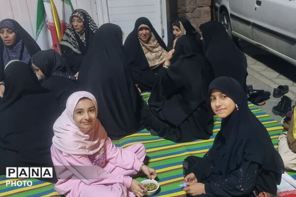 اهدای هدیه به دختران انقلابی دبستان حاتم ناحیه دو شهرری در میدان نماز 