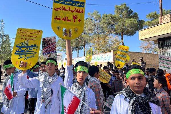 حضور حماسی دانش‌آموزان در راهپیمایی باشکوه ۱۳ آبان ماه در سورمق