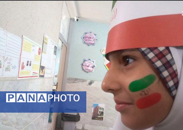 جشن انقلاب در دبستان لاله‌های انقلاب 