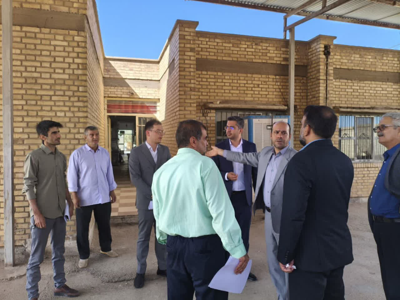 بازدید مسئولان فرمانداری یزد از مدرسه شهید زارع روستای شحنه