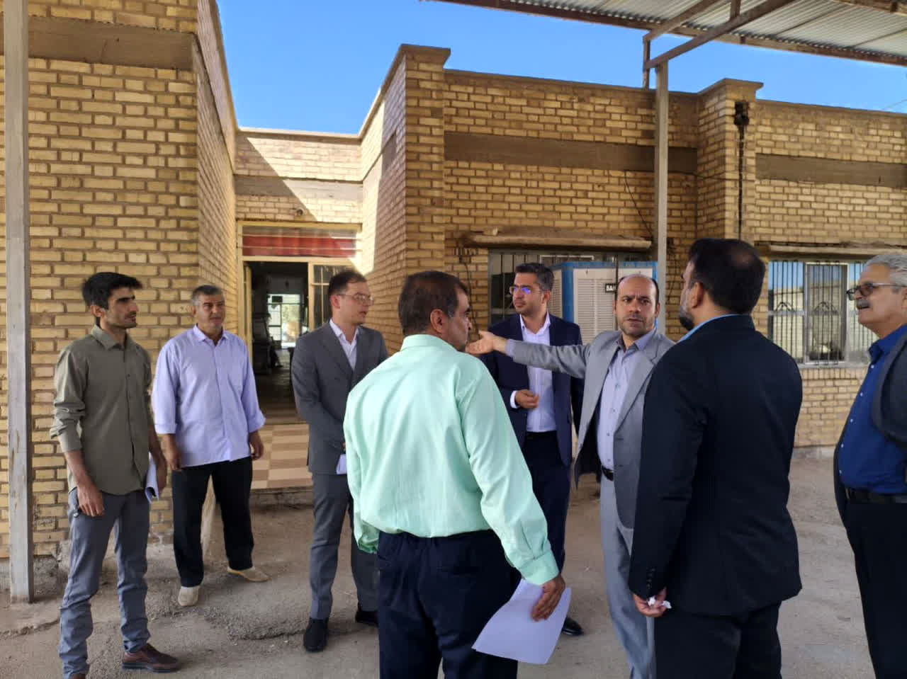 بازدید مسئولان فرمانداری یزد از مدرسه شهید زارع روستای شحنه