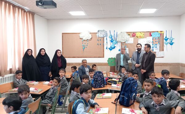 برگزاری جشن شکوفه ها در دبستان حاج تقی احدیان ناحیه ۶ مشهد