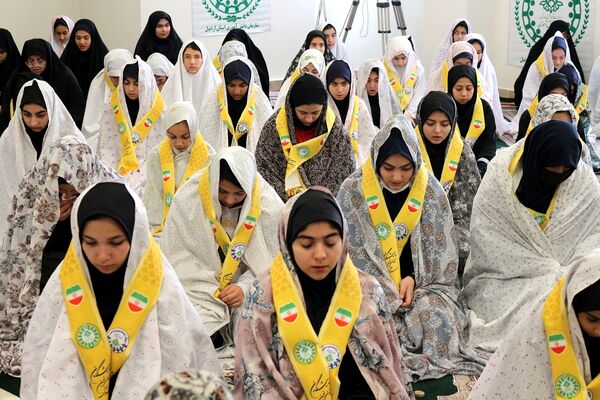 اقامه نماز جماعت در اردوی طرح تمشک در اردبیل