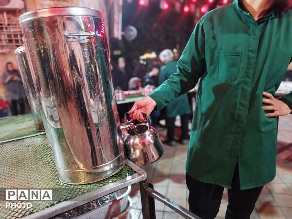 زحمات بی وقفه چایخانه حضرت زهرا(س)
