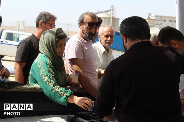 خدمت‌رسانی به زائران در حال برگشت از مشهد مقدس در موکب روستای کرک