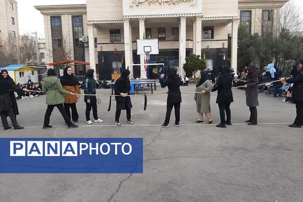 المپیاد ورزشی درون مدرسه‌ای به مناسبت گرامیداشت دهه فجر در آموزشگاه آرمینه مصلی نژاد شهرری