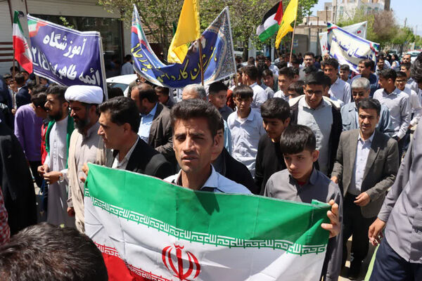 راهپیمایی دانش‌آموزان جعفرآباد قم در اعلام حمایت از عملیات وعده صادق