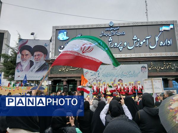 باران عشق وارادت به انقلاب همراه با باران‌ها ی نقره‌ای رشت