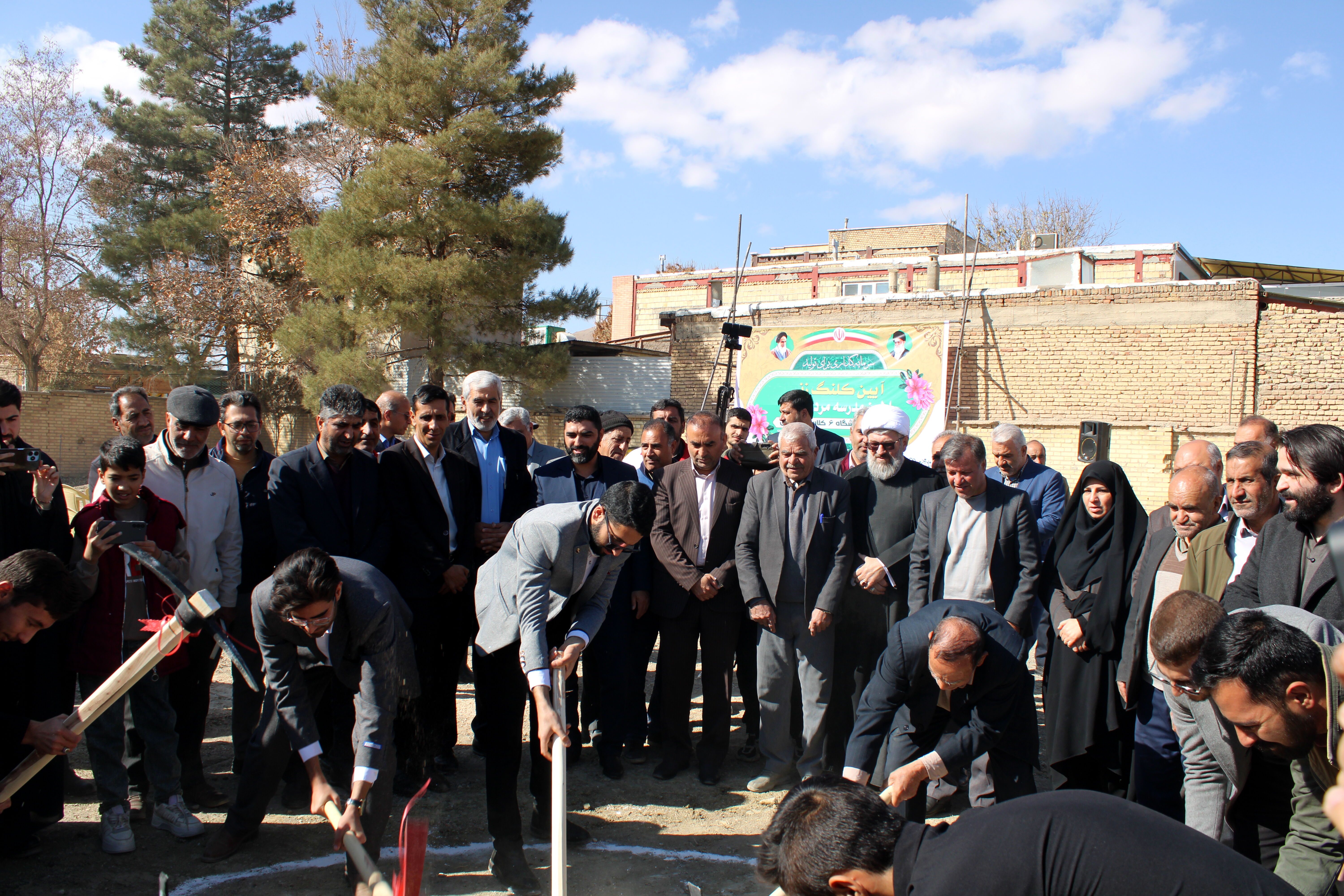 آیین کلنگ زنی مدرسه شش کلاسه در شهرستان بن