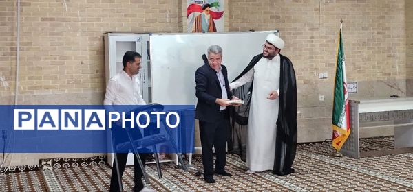 غبارروبی نمازخانه‌های مدارس قشم در آستانه سال تحصیلی جدید