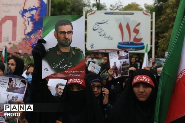 وداع حماسی دریادلان هرمزگان با فرمانده شهید علیرضا تنگسیری در بندرعباس
