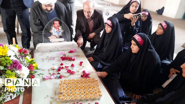 اجرای همگانی سرود «ایرانمون» توسط دانش‌آموزان البرزی در حرم امام خمینی (ره) و بهشت زهرا (س)