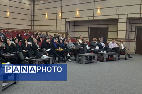 برگزاری کارگاه آموزشی هوش مصنوعی در سالن اجتماعات دکتر گل نراقی