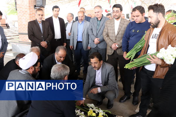 گرامیداشت مقام معلم با غبارروبی و عطرافشانی مزار شهدای فرهنگی
