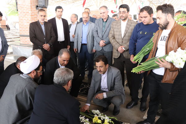 گرامیداشت مقام معلم با غبارروبی و عطرافشانی مزار شهدای فرهنگی
