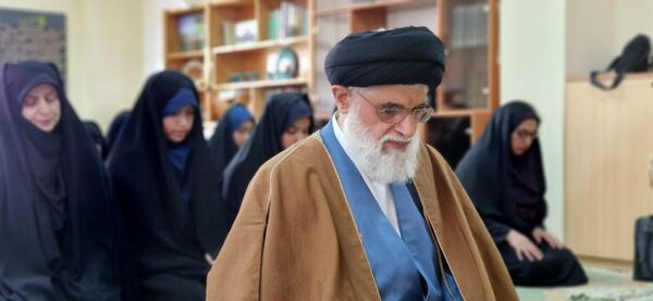 اقامه نماز جماعت مادر و دختری در مدارس انزلی