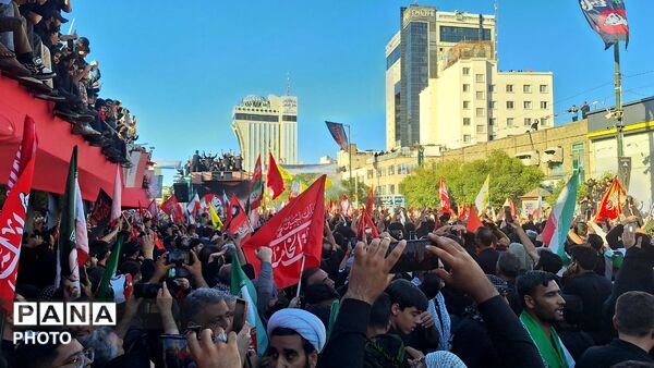 مشهد، در آغوشِ حرم، با رهبر شهید وداع کرد