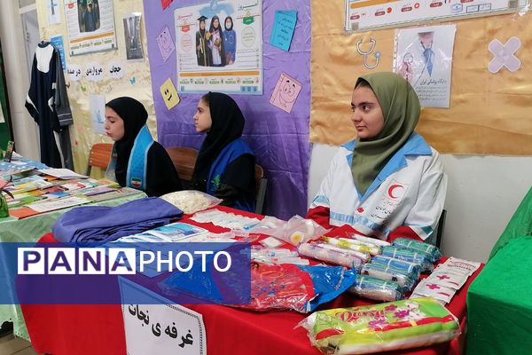 افتتاحیه نمایشگاه «مدرسه انقلاب» در مدرسه شهید شرافت بهارستان‌دو