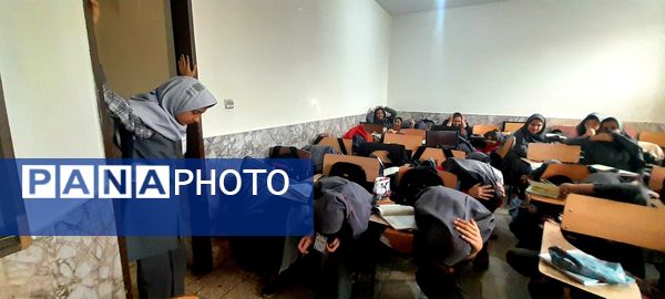 مانور سراسری زلزله در دبیرستان حداد 