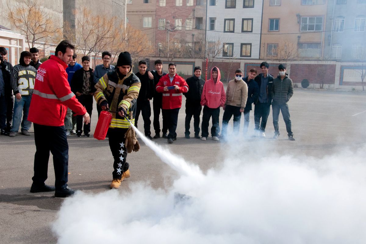 جلسه آموزشی ایمنی و اطفا حریق در مدرسه فرزندان میهن اسلامشهر