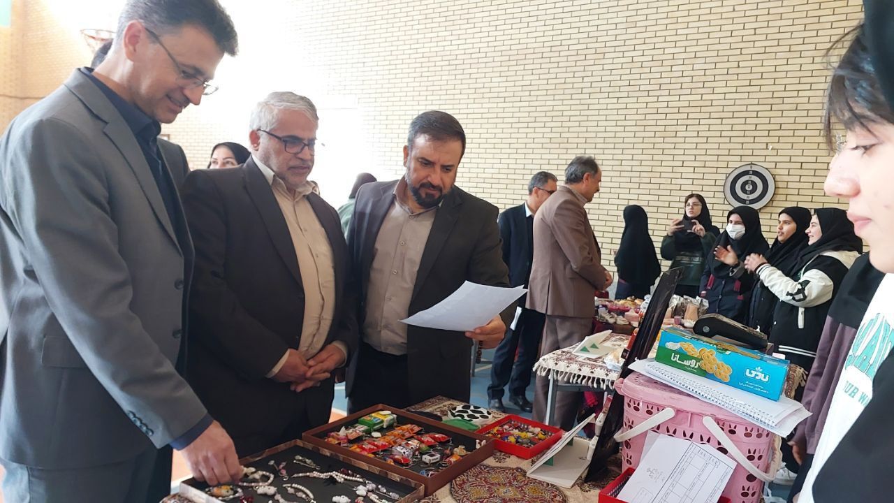 بازارچه دانش‌آموزی در دبیرستان فرزانگان ایلام