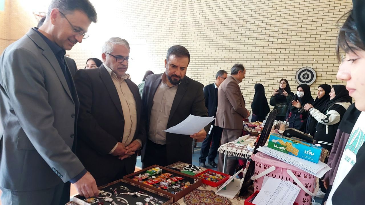 بازارچه دانش‌آموزی در دبیرستان فرزانگان ایلام