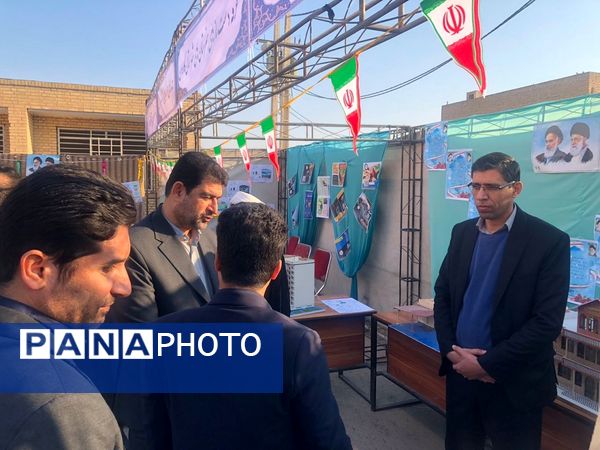 نواخته شدن زنگ گلبانگ انقلاب اسلامی در دبیرستان خوروش2 کارون