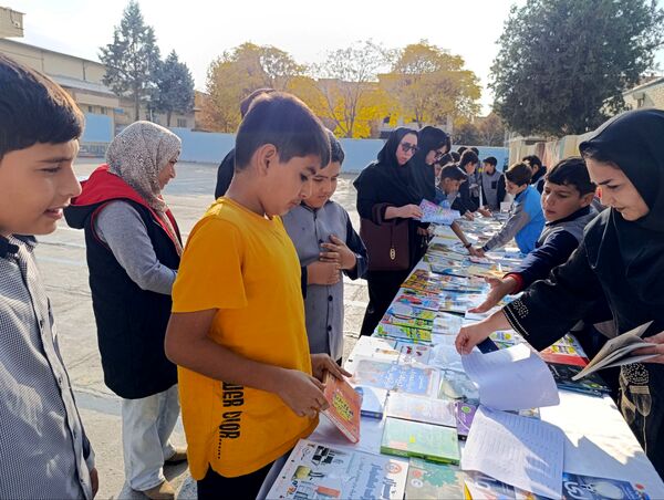 برگزاری نمایشگاه کتاب در دبستان معلم دو آشخانه 