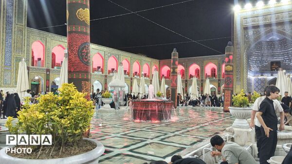 تجدید میثاق زائران با قائد شهید امت اسلامی در جوار بارگاه رضوی