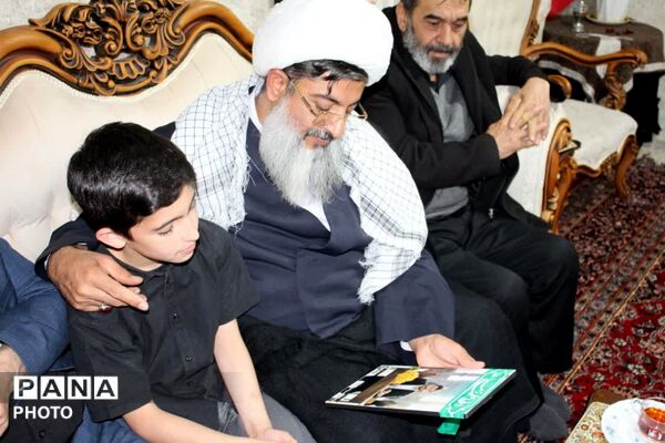 تجلیل از استقامت و ولایت‌مداری خانواده شهدای کوه‌خیل