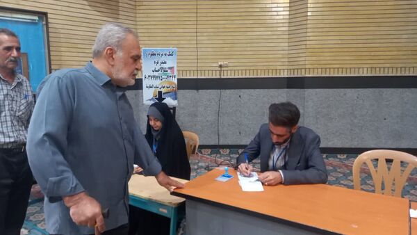 حضور مسئولان و مردم انقلابی شهرستان ملارد در پای صندوق‌های رأی