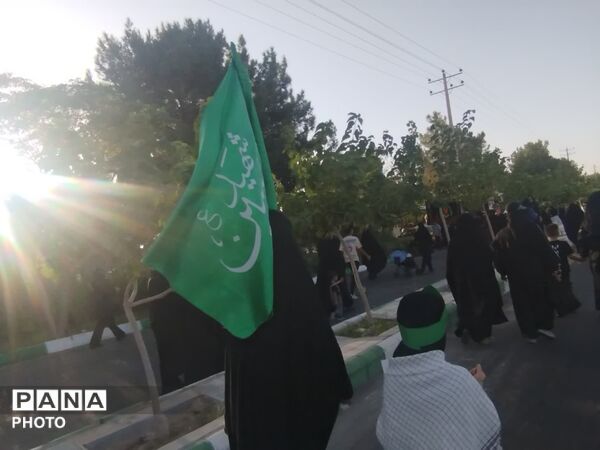 رقص پرچم‌ها در باد عزای کاشمر هم‌صدایی آسمان با زائران