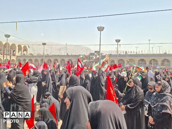 حضور میلیونی مردم در مراسم بدرقه‌ امام شهید