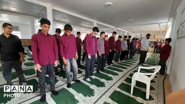 مراسم نماز جماعت دانش‌آموزان در دبیرستان میثاق