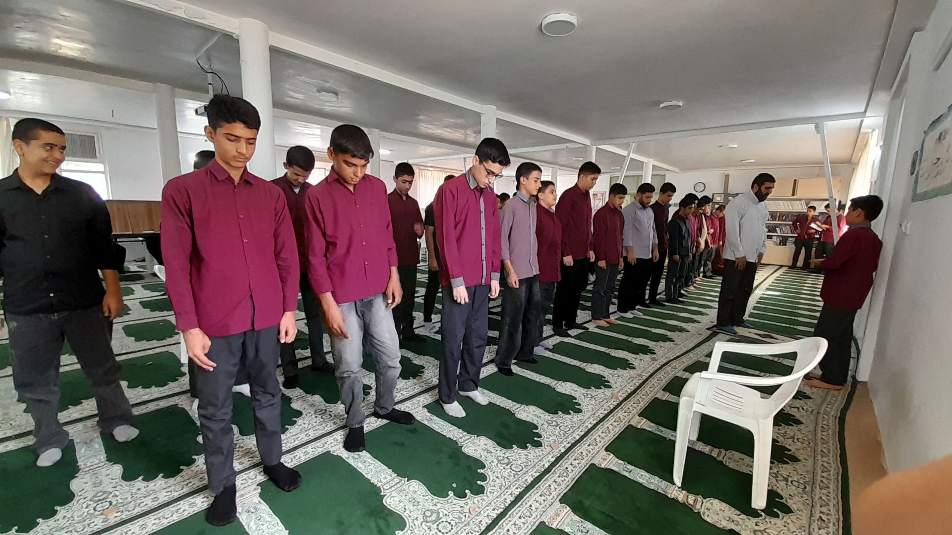 مراسم نماز جماعت دانش‌آموزان در دبیرستان میثاق