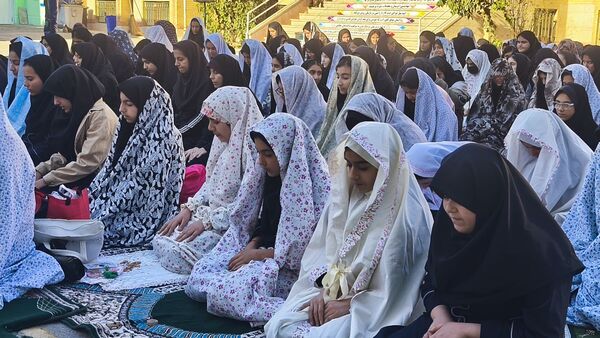 نماز جماعت باران در آموزشگاه شهید فتحی‌پور ناحیه یک شهرستان بهارستان