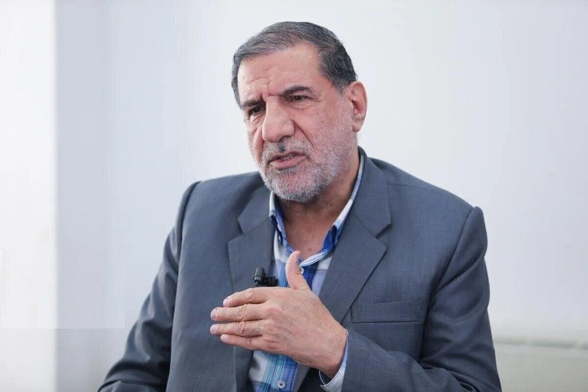 انتقاد باید با ادب و قاطعیت باشد