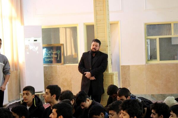 عزاداری دانش‌آموزان برای حضرت زهرا (س) در کنار مزار شهید گمنام