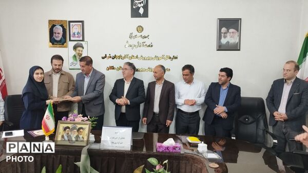 تقدیر از دانش آموز خبرنگاران ملکان توسط مدیر آموزش و پرورش