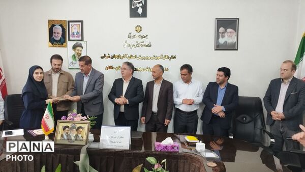 تقدیر از دانش آموز خبرنگاران ملکان توسط مدیر آموزش و پرورش
