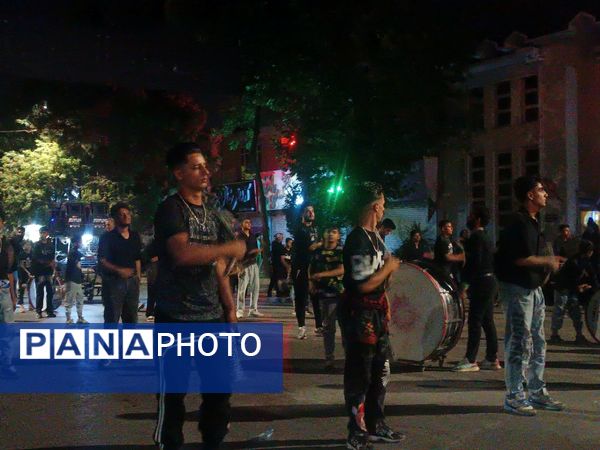 مراسم عزاداری شب عاشورا در خیابان‌های نیشابور 