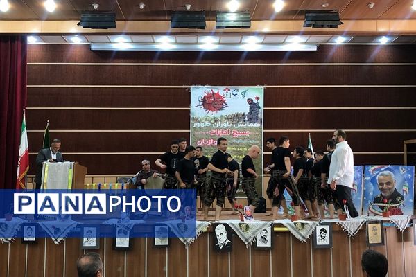 حضور دانش‌آموزان و مسئولان در یادواره شهدا دفاع مقدس ناحیه 2 شهرری 