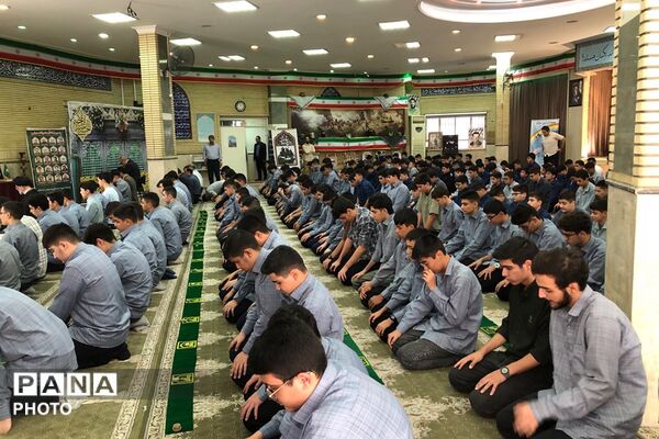 اقامه اولین نماز ماه مهر در دبیرستان حکمت نبوی ناحیه دو شهرری 