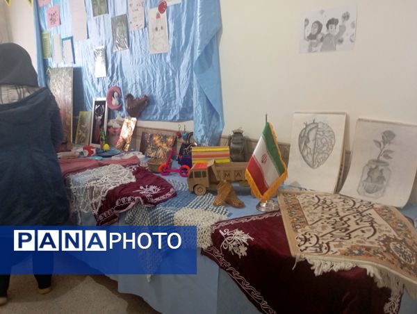 نمایشگاه هفته ماها در مدرسه فضیلت فاروج