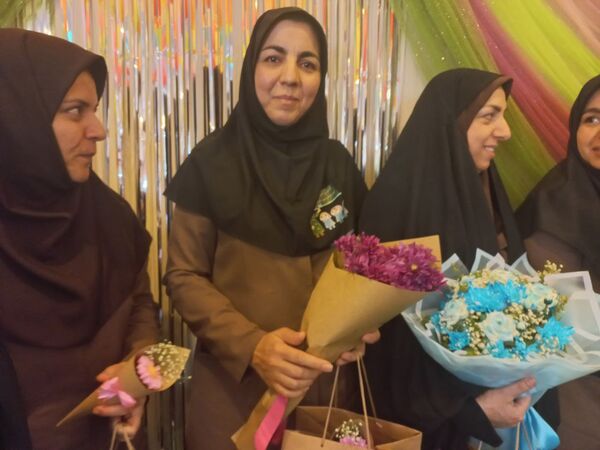 مراسم روز معلم به مناسبت هفته معلم در دبستان شاهد تحقیقی