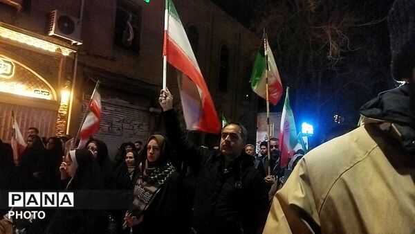 تجمع بزرگ مردم همیشه در صحنه در مقابل مسجد جامع  
