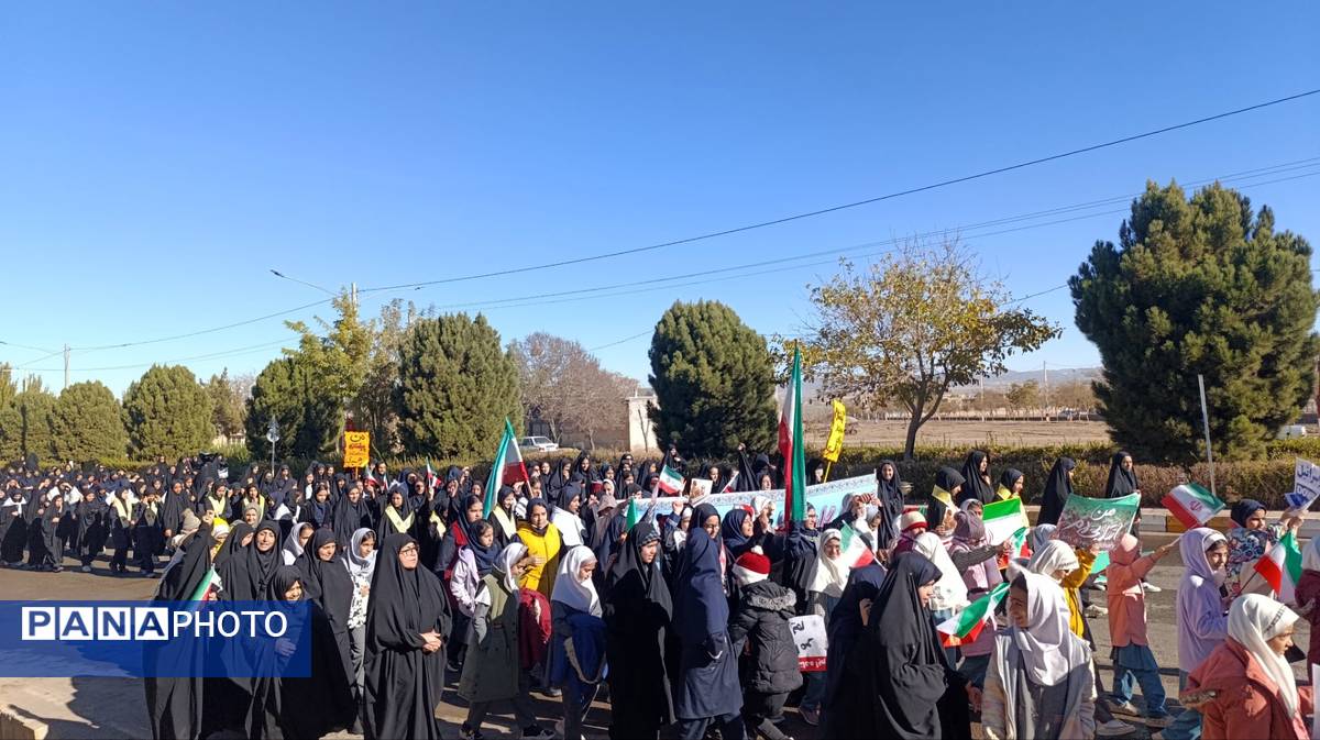 حضور پرشور دانش‌آموزان رباط‌سنگ در راهپیمایی 13 آبان ؛ حماسه‌ای از شور و همبستگی 